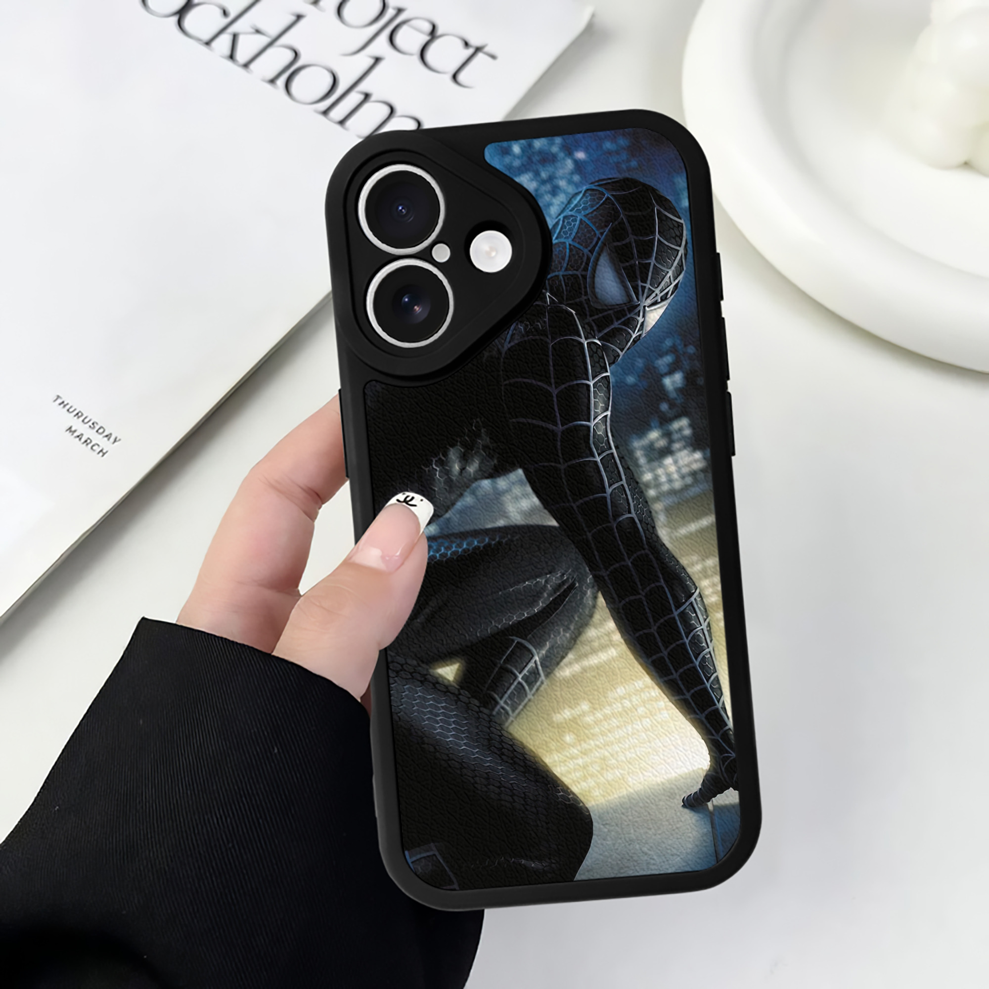 Spider Man スパイダーマン 【iPhone 16シリーズ対応】シリコンスマホケース（レザー調） 材質：シリコン